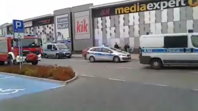 波蘭購物中心有人斬人。網上圖片
