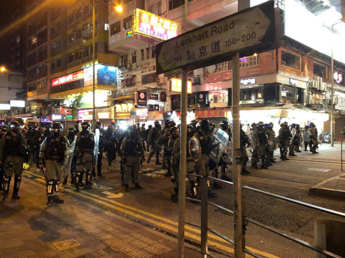 大批防暴警當日在場驅散示威者。資料圖片