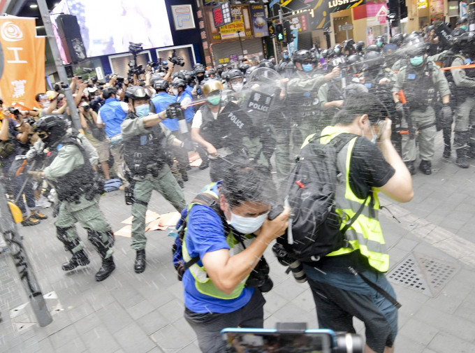 在本月1日，有身穿黄背心的记者被喷射催泪水剂。资料图川