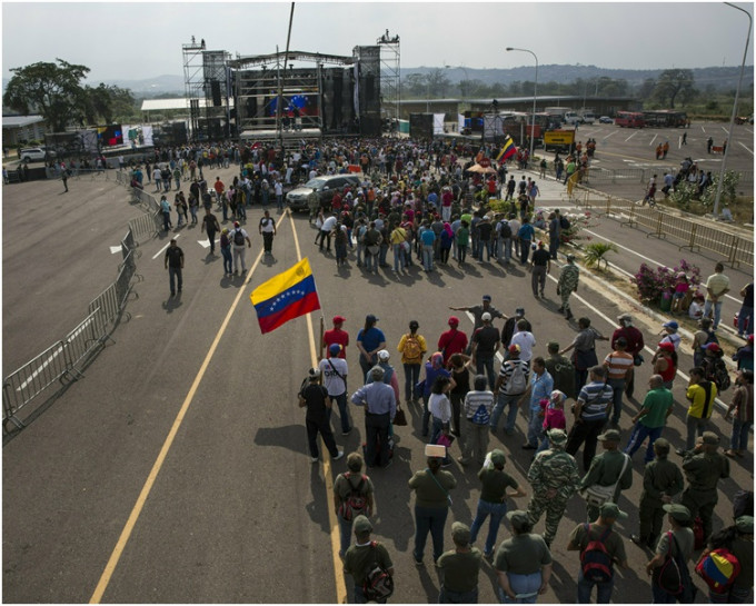 委内瑞拉军方封锁边境市民与军方对峙。AP
