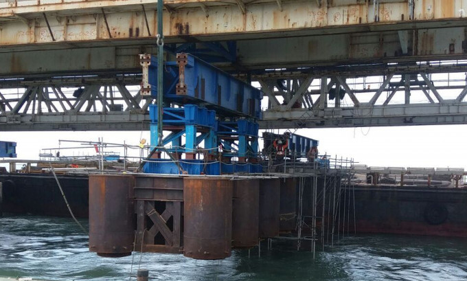 港珠澳大橋多次意外，勞工處調查揭千斤頂不穩致橫樑倒塌。資料圖片