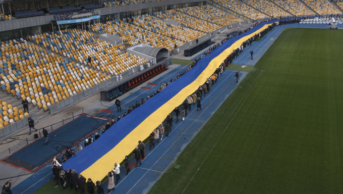 一面200米长的乌克兰国旗基辅的Olympiyskiy体育馆展开。AP图片