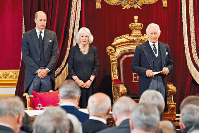 登基會議昨在倫敦聖詹姆士宮召開，宣布查理斯三世正式成為新任國皇，旁為皇后卡米拉和皇儲威廉。