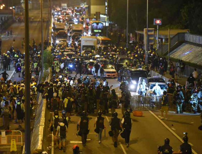 龙翔道当晚有大批示威者堵路。资料图片