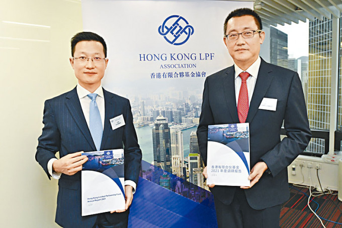 香港有限合夥基金协会创会会长江竞竞（图左）。