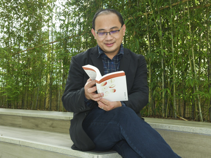 刘伟成博士是「纯正浸大人」，学士毕业于浸会大学人文及创作学系，后于浸大取得哲学博士学位，现任浸大兼职讲师。
