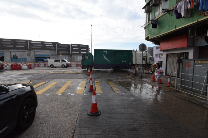 土瓜灣道爆水管，鹹水湧出路面。