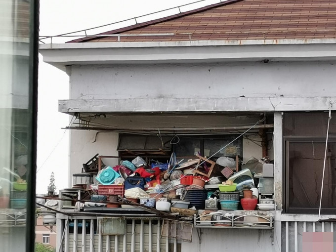 男子在家中及公共區域堆滿廢物，導致傳出異味及滋生蚊蟲。網圖