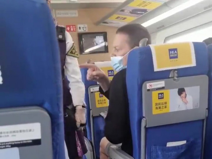 外籍旅客坐火车不戴口罩，邻座阿姨提醒反被辱骂。