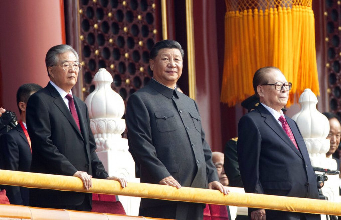 胡锦涛（左）、习近平（中）、江泽民（右）。AP