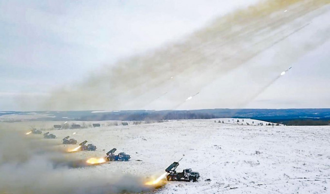 俄羅斯上月中在中西部烏拉爾的軍事演習中發射火箭。 