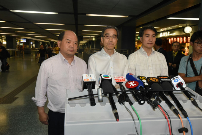 左起：港铁车务营运总管李圣基、港铁车务总监刘天成、总经理－基建维修黄永健。
