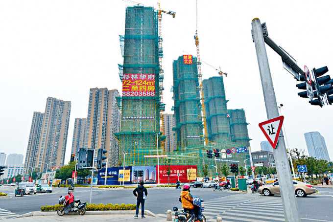 外电引述消息指，多家民营内房企业获中国监管机构指定的国企提供担保，受惠房企包括龙湖、碧桂园及旭辉等。