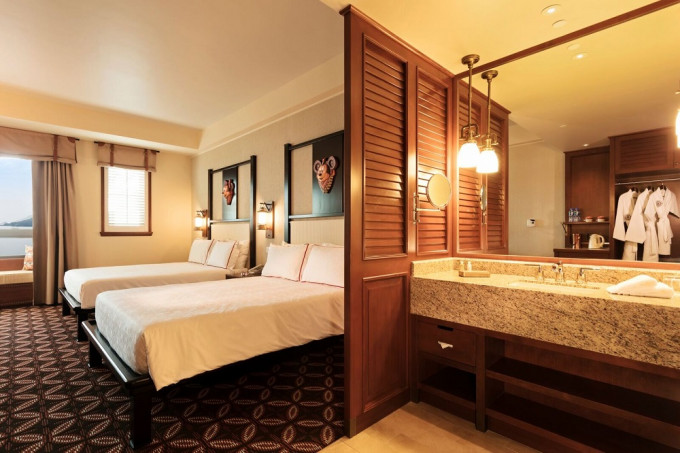 新酒店每間客房有兩張Queen size雙人床。