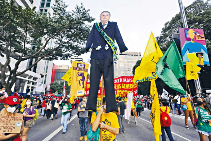 ■示威者在巴西聖保羅市，舉起巨型的博索納羅紙板人遊行。