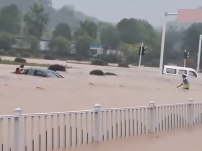 湖北連日暴雨，有車輛被水浸至除沒頂。