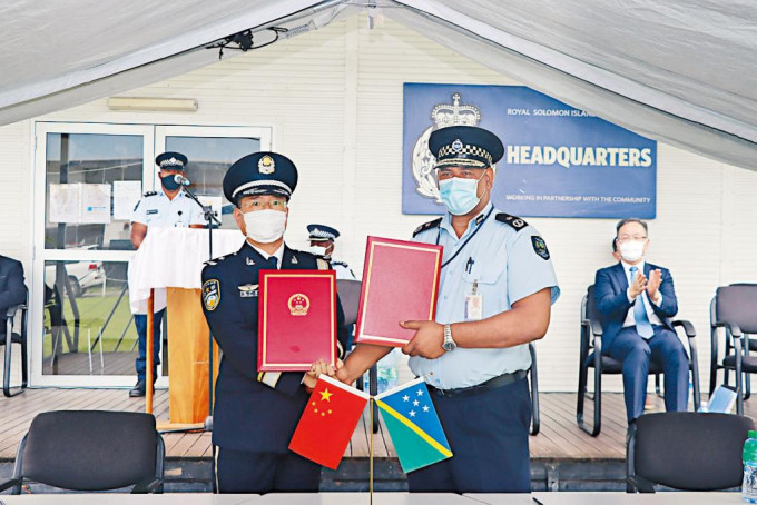 中国同所罗门上月举行警用装备交接仪式。