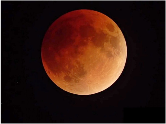 月全食期间，月亮不会完全消失，而会呈现暗红色。网图