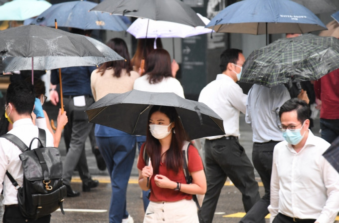 本港多區有暴雨。