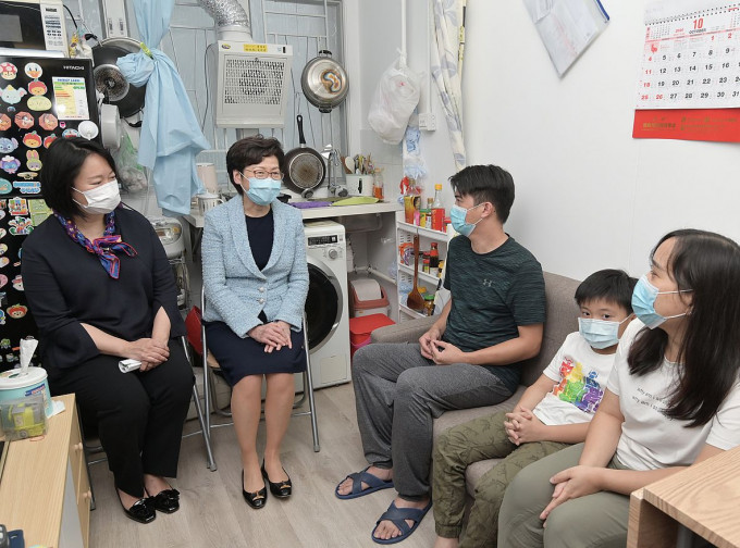 林郑月娥探访其中一个家庭。政府新闻处图片