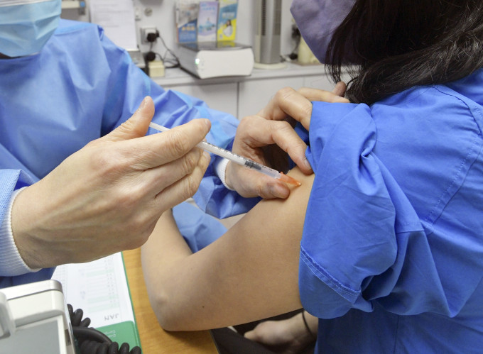 消息指政府最快下周向企业推行外展疫苗接种服务。资料图片