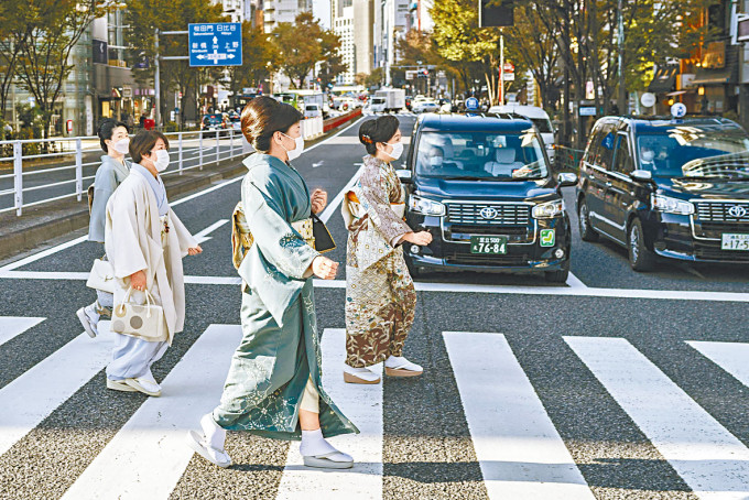 穿着传统和服的女性周三步过东京银座区。