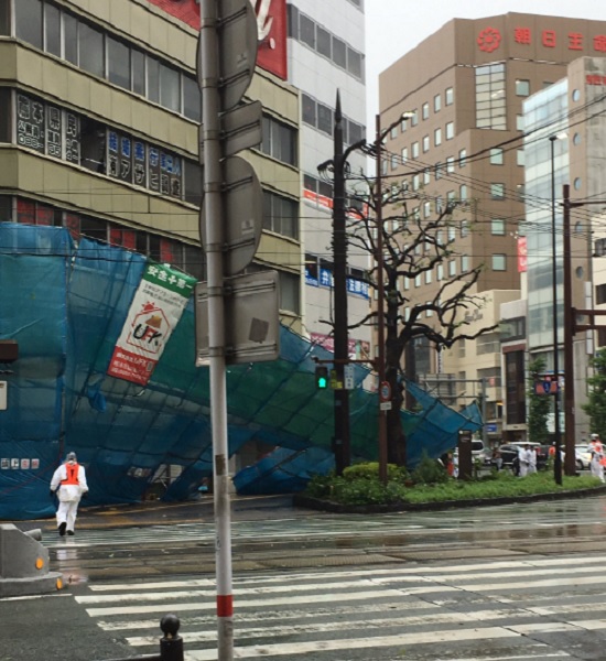 九州熊本有棚架倒塌。網上圖片