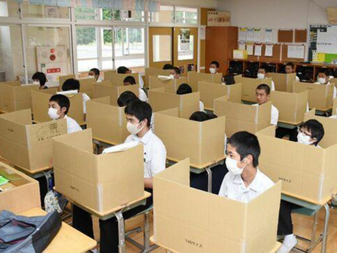 日本学校加设纸皮隔板防飞沫，引发网民热议。(网图)