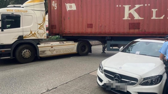 貨櫃車受平治房車影響無法轉出南昌街。fb：車cam L（香港群組）