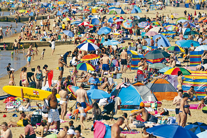 英国伯恩茅斯市的海滩周日挤满泳客。