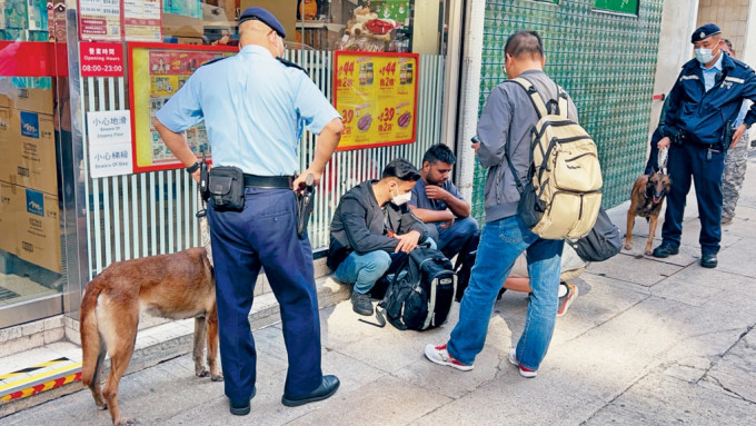 警方在筲箕湾宝文街，拘捕两名非华裔非法入境男子。