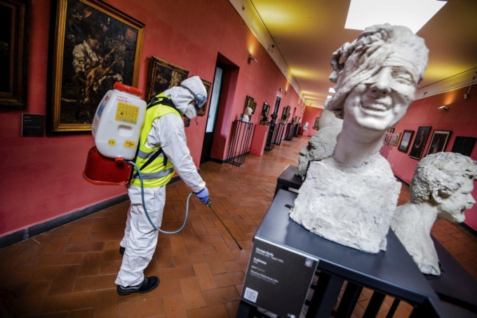 在意大利那不勒斯的博物馆中，一名工人喷洒了消毒剂，以进行消毒操作。AP