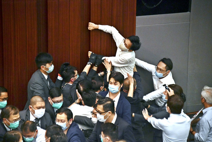 立法会内会因多次开会未能选出新一年度主席，民建联李慧琼以原主席身份5月8日进入会议厅主持会议。期间与朱凯廸、陈志全等民主派议员发生推撞，场面混乱，警方早前拘捕７名相关的民主派人士。