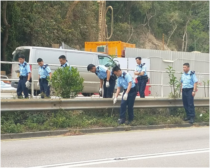 警員在路邊搜索。歐陽偉光攝