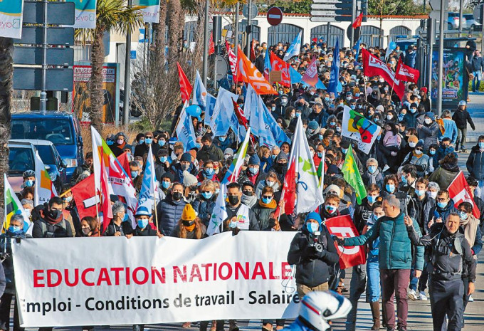 法國西南部城市巴約訥周四有大批師生上街，抗議當局的抗疫措施未能保護師生。