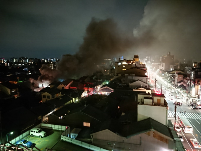 花見小路上的木造建築燃起熊熊大火，火勢伴隨黑煙一度竄到15米高。（網圖）