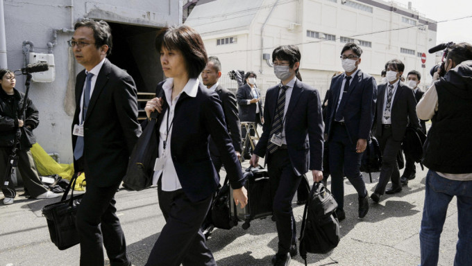 日本政府人員周六到小林製藥位於大阪的廠房調查。 路透社