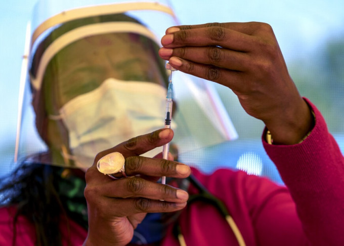 肯尼亚有公立医院员工被指违规向接种新冠疫苗人士收费，甚至以清水冒充疫苗。AP资料图片，非涉事人