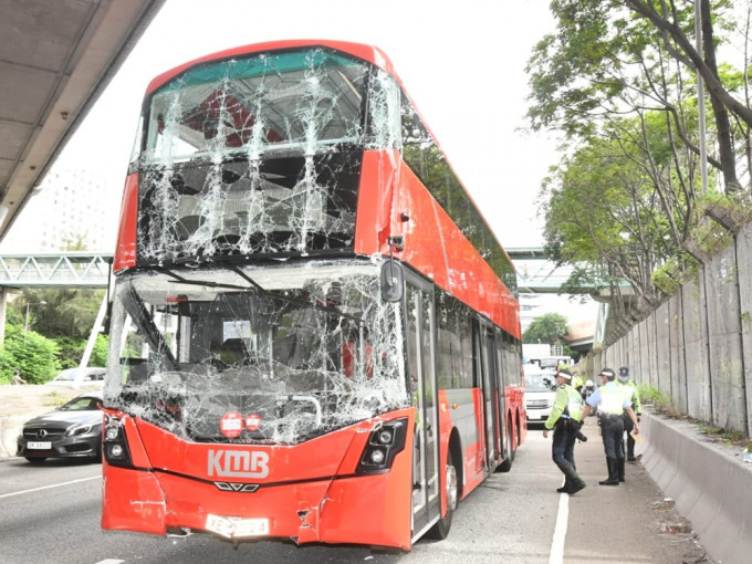 九巴葵涌道與貨櫃車相撞，車頭擋風玻璃至完全毀爛。