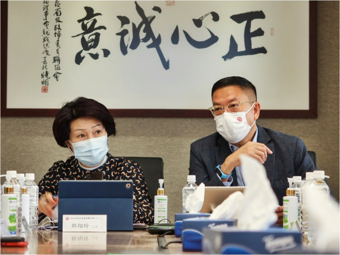 主席鄭翔玲（左）與會長施榮懷（右）就中央涉港選舉決定座談會內容進行分享。