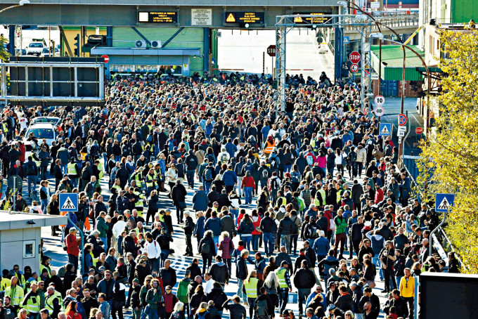 ■意大利的里雅斯特港昨日有大批港口員工參與示威。