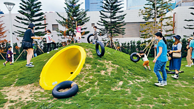 ■新開放的「童樂園」，讓孩童可在高低起伏的草坪和山丘之間自由玩樂。