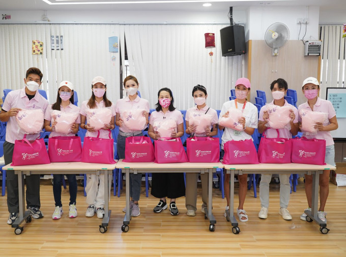 團體向深水埗婦女送上福袋。香港乳癌基金會圖片