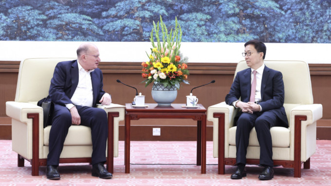 国家副主席韩正在北京会见英国汇丰集团主席杜嘉祺。(新华社)