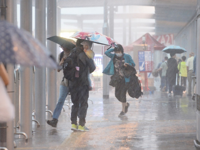 上午在3小時內，共錄得417次雲對地閃電。資料圖片