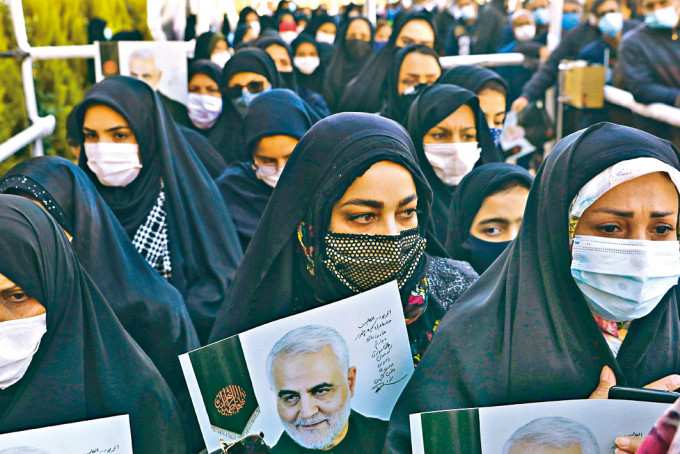 ■伊朗女子排隊向蘇萊馬尼致敬。