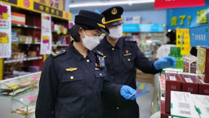北京一药房被揭发将连花清瘟枱价发售。