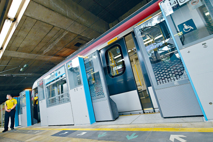 港铁东铁綫首批自动月台闸门安装工程，已于本月2日展开。