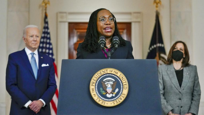 美國總統拜登（左）提名聯邦上訴法院庭黑人女法官杰克遜（中）出任美國最高法院大法官。AP圖片
