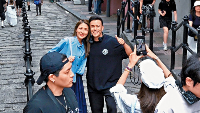 沈震軒同陳敏之老友鬼鬼，搭晒膊頭合照。